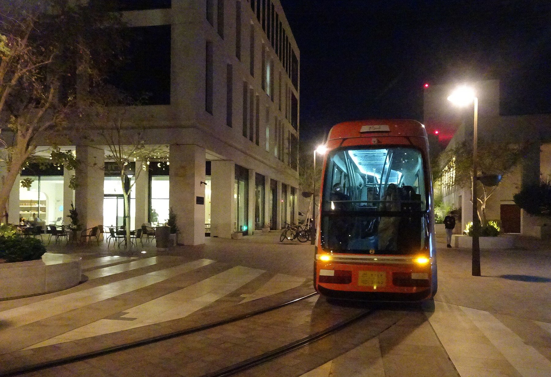 Le tram de Msheireb à la nuit tombée